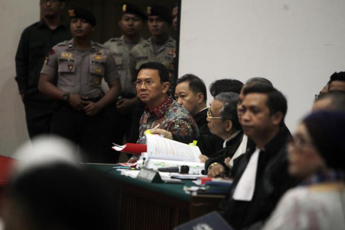 Terdakwa kasus penistaan agama Gubernur DKI Jakarta non aktif Basuki Tjahaja Purnama atau Ahok kembali menjalani persidangan ke-9 yang digelar Pengadilan Negeri Jakarta Utara (PN Jakut) di ruang sidang di Auditorium Kementan, Jakarta. Selasa (7/2/17). Persidangan kali ini beragendakan mendengarkan keterangan dua saksi fakta dan satu saksi ahli dari MUI. Foto/sindonews.com-Pool/Isra Triansyah