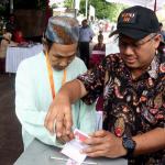 Sosialisasi serta simulasi pemungutan dan penghitungan suara pilkada itu untuk mengajak masyarakat menggunakan hak suara pada pilkada serentak di 101 daerah termasuk DKI Jakarta pada 15 Februari mendatang. AKTUAL/Munzir