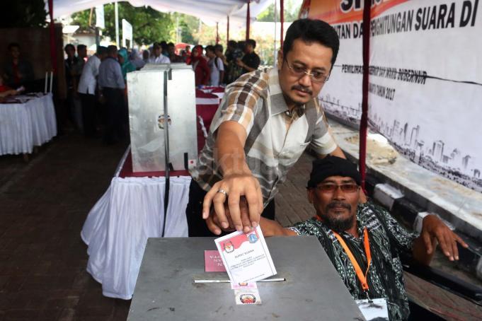 Sosialisasi serta simulasi pemungutan dan penghitungan suara pilkada itu untuk mengajak masyarakat menggunakan hak suara pada pilkada serentak di 101 daerah termasuk DKI Jakarta pada 15 Februari mendatang. AKTUAL/Munzir
