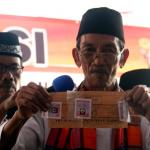 Sosialisasi serta simulasi pemungutan dan penghitungan suara pilkada itu untuk mengajak masyarakat menggunakan hak suara pada pilkada serentak di 101 daerah termasuk DKI Jakarta pada 15 Februari mendatang. AKTUAL/Munzir