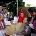 Sosialisasi serta simulasi pemungutan dan penghitungan suara pilkada itu untuk mengajak masyarakat menggunakan hak suara pada pilkada serentak di 101 daerah termasuk DKI Jakarta pada 15 Februari mendatang. AKTUAL/Munzir