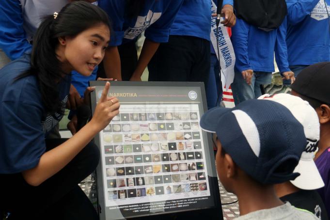 Sejumlah anak menyimak penjelasan tentang narkoba saat sosialisasi di CFD, Jakarta, Minggu (5/2/2017). Soasialisi tersebut dilakukan untuk memberikan pengetahuan kepada masyarakat jenis narkoba dan bahaya narkoba. AKTUAL/Munzir