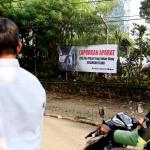 Pengendara motor melintas didepan Spanduk yang bertuliskan " Laporkan Aparat Jika Ada Pihak Yang Sebar Uang Serangan Fajar" di Jalan Menteng Atas, Jakarta, Selasa (14/2/2017). Spanduk penolakan Serangan Fajar yang mengatasmakan Koalisi Jakarta Majoe mengajak masyarakat Jakarta untuk tidak menerima uang dalam Pilkada DKI (15/2/2017). AKTUAL/Munzir