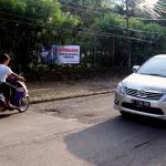 Pengendara motor melintas didepan Spanduk yang bertuliskan " Laporkan Aparat Jika Ada Pihak Yang Sebar Uang Serangan Fajar" di Jalan Menteng Atas, Jakarta, Selasa (14/2/2017). Spanduk penolakan Serangan Fajar yang mengatasmakan Koalisi Jakarta Majoe mengajak masyarakat Jakarta untuk tidak menerima uang dalam Pilkada DKI (15/2/2017). AKTUAL/Munzir