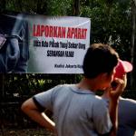 Pengendara motor melintas didepan Spanduk yang bertuliskan " Laporkan Aparat Jika Ada Pihak Yang Sebar Uang Serangan Fajar" di Jalan Menteng Atas, Jakarta, Selasa (14/2/2017). Spanduk penolakan Serangan Fajar yang mengatasmakan Koalisi Jakarta Majoe mengajak masyarakat Jakarta untuk tidak menerima uang dalam Pilkada DKI (15/2/2017). AKTUAL/Munzir