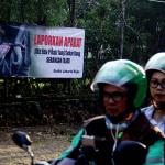 Pengendara motor melintas didepan Spanduk yang bertuliskan " Laporkan Aparat Jika Ada Pihak Yang Sebar Uang Serangan Fajar" di Jalan Menteng Atas, Jakarta, Selasa (14/2/2017). Spanduk penolakan Serangan Fajar yang mengatasmakan Koalisi Jakarta Majoe mengajak masyarakat Jakarta untuk tidak menerima uang dalam Pilkada DKI (15/2/2017). AKTUAL/Munzir