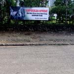 Pengendara motor melintas didepan Spanduk yang bertuliskan " Laporkan Aparat Jika Ada Pihak Yang Sebar Uang Serangan Fajar" di Jalan Menteng Atas, Jakarta, Selasa (14/2/2017). Spanduk penolakan Serangan Fajar yang mengatasmakan Koalisi Jakarta Majoe mengajak masyarakat Jakarta untuk tidak menerima uang dalam Pilkada DKI (15/2/2017). AKTUAL/Munzir