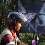 Pengendara motor melintas didepan Spanduk yang bertuliskan " Laporkan Aparat Jika Ada Pihak Yang Sebar Uang Serangan Fajar" di Jalan Menteng Atas, Jakarta, Selasa (14/2/2017). Spanduk penolakan Serangan Fajar yang mengatasmakan Koalisi Jakarta Majoe mengajak masyarakat Jakarta untuk tidak menerima uang dalam Pilkada DKI (15/2/2017). AKTUAL/Munzir