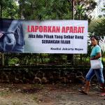 Pengendara motor melintas didepan Spanduk yang bertuliskan " Laporkan Aparat Jika Ada Pihak Yang Sebar Uang Serangan Fajar" di Jalan Menteng Atas, Jakarta, Selasa (14/2/2017). Spanduk penolakan Serangan Fajar yang mengatasmakan Koalisi Jakarta Majoe mengajak masyarakat Jakarta untuk tidak menerima uang dalam Pilkada DKI (15/2/2017). AKTUAL/Munzir