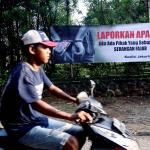 Pengendara motor melintas didepan Spanduk yang bertuliskan " Laporkan Aparat Jika Ada Pihak Yang Sebar Uang Serangan Fajar" di Jalan Menteng Atas, Jakarta, Selasa (14/2/2017). Spanduk penolakan Serangan Fajar yang mengatasmakan Koalisi Jakarta Majoe mengajak masyarakat Jakarta untuk tidak menerima uang dalam Pilkada DKI (15/2/2017). AKTUAL/Munzir