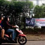 Pengendara motor melintas didepan Spanduk yang bertuliskan " Laporkan Aparat Jika Ada Pihak Yang Sebar Uang Serangan Fajar" di Jalan Menteng Atas, Jakarta, Selasa (14/2/2017). Spanduk penolakan Serangan Fajar yang mengatasmakan Koalisi Jakarta Majoe mengajak masyarakat Jakarta untuk tidak menerima uang dalam Pilkada DKI (15/2/2017). AKTUAL/Munzir