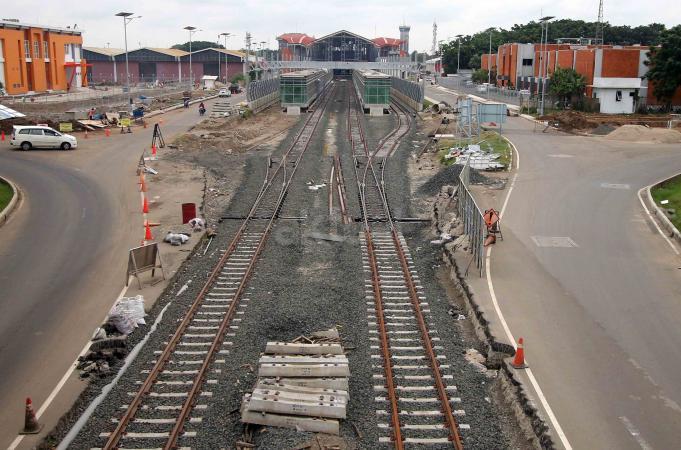 Pekerja menyelesaikan pembangunan Stasiun Kereta Api di Bandara Internasional Soekarno-Hatta, Tangerang, Banten, Jumat (10/2/2017). PT KAI optimistis pembangunan jalur kereta api Bandara Internasional Soekarno-Hatta akan rampung pada pertengahan 2017, dimana saat ini pencapaian pembangunan sudah mencapai di atas 80 persen, termasuk membangun proyek 