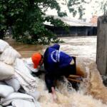Sejumlah petugas Dinas Tata Air DKI Jakarta berjibaku menutup tanggul yang jebol Kali Sunter yang berada di belakang Perumahan Cipinang Indah, Jakarta Timur, Selasa (21/2/2017). Tembok yang juga menjadi tanggul Kali Sunter di kawasan Cipinang Indah jebol akibat tak mampu menahan besarnya debit air yang melintas. Hasilnya, kawasan Jakarta Timur terendam banjir. AKTUAL/Munzir