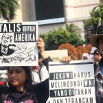 Sejumlah masa yang tergabung dalam front Perjuangan Rakyat membentangkan spanduk dan membawa poster saat melakukan aksi yang mengecam kebijakan Presiden Amerika Serikat Donald Trump di kawasan Bunderan HI, CFD, Jakarta, Minggu (5/2/2017). Dalam aksinya mereka mendesak agar Presiden Donald Trump mencabut kebijakan yang merugikan imigran muslim. AKTUAL/Munzir