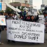 Sejumlah masa yang tergabung dalam front Perjuangan Rakyat membentangkan spanduk dan membawa poster saat melakukan aksi yang mengecam kebijakan Presiden Amerika Serikat Donald Trump di kawasan Bunderan HI, CFD, Jakarta, Minggu (5/2/2017). Dalam aksinya mereka mendesak agar Presiden Donald Trump mencabut kebijakan yang merugikan imigran muslim. AKTUAL/Munzir