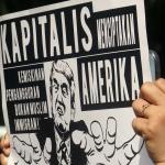 Sejumlah masa yang tergabung dalam front Perjuangan Rakyat membentangkan spanduk dan membawa poster saat melakukan aksi yang mengecam kebijakan Presiden Amerika Serikat Donald Trump di kawasan Bunderan HI, CFD, Jakarta, Minggu (5/2/2017). Dalam aksinya mereka mendesak agar Presiden Donald Trump mencabut kebijakan yang merugikan imigran muslim. AKTUAL/Munzir