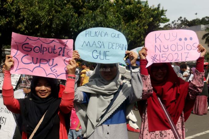 Sejumlah mahasiswa yang tergabung dalam Kesatuan Mahasiswa Muslim Indonesia (KAMMI) melakukan aksi kawal Pilkada DKI 2017 di Jakarta, Minggu (5/2/2017). Dalam aksi tersebut mereka mengajak masyarakat DKI mengawal Pilkada DKI. AKTUAL/Munzir