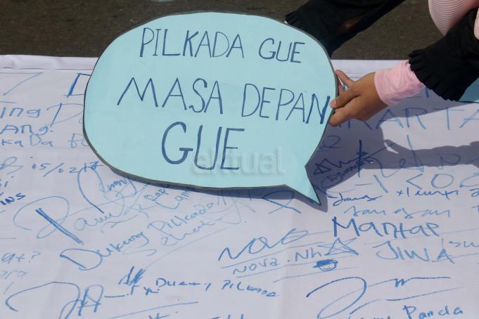 Sejumlah mahasiswa yang tergabung dalam Kesatuan Mahasiswa Muslim Indonesia (KAMMI) melakukan aksi kawal Pilkada DKI 2017 di Jakarta, Minggu (5/2/2017). Dalam aksi tersebut mereka mengajak masyarakat DKI mengawal Pilkada DKI. AKTUAL/Munzir