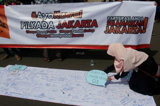 Sejumlah mahasiswa yang tergabung dalam Kesatuan Mahasiswa Muslim Indonesia (KAMMI) melakukan aksi kawal Pilkada DKI 2017 di Jakarta, Minggu (5/2/2017). Dalam aksi tersebut mereka mengajak masyarakat DKI mengawal Pilkada DKI. AKTUAL/Munzir