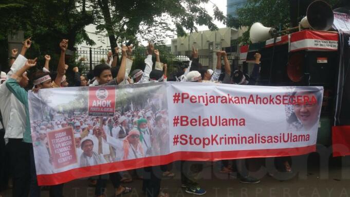 Aksi Massa di depan Mabes Polri, Jumat (10/2) mendesak Stop Kriminalisasi terhadap Ulama dan Penjarakan Ahok