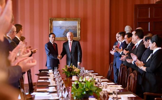 Presiden Jokowi saat disambut Upacara Kenegaraan oleh Gubernur Jenderal Australia, Sir Peter Cosgrove