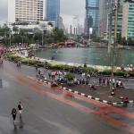 Walaupun gerimis terus menerus mengguyur Jakarta sejak pagi tadi tidak menyurutkan minat masyarakat yang melakukan kegiatan rutin hari bebas kendaraan bermotor atau car free day (CFD) di Bundaran Hotel Indonesia. AKTUAL/Munzir