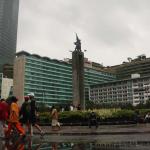 Walaupun gerimis terus menerus mengguyur Jakarta sejak pagi tadi tidak menyurutkan minat masyarakat yang melakukan kegiatan rutin hari bebas kendaraan bermotor atau car free day (CFD) di Bundaran Hotel Indonesia. AKTUAL/Munzir