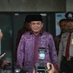 Wakil Ketua Dewan Pembina Partai Golkar Ade Komarudin (tengah) menjawab pertanyaan seusai menjalani pemeriksaan di gedung KPK, Jakarta, Jumat (3/2). Ade Komarudin diperiksa penyidik KPK sebagai saksi untuk tersangka kasus dugaan suap pengadaan proyek e-KTP, Sugiharto. AKTUAL/Tino Oktaviano