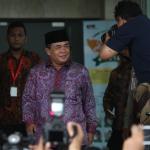 Wakil Ketua Dewan Pembina Partai Golkar Ade Komarudin (tengah) menjawab pertanyaan seusai menjalani pemeriksaan di gedung KPK, Jakarta, Jumat (3/2). Ade Komarudin diperiksa penyidik KPK sebagai saksi untuk tersangka kasus dugaan suap pengadaan proyek e-KTP, Sugiharto. AKTUAL/Tino Oktaviano