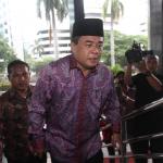 Wakil Ketua Dewan Pembina Partai Golkar Ade Komarudin (tengah) menjawab pertanyaan seusai menjalani pemeriksaan di gedung KPK, Jakarta, Jumat (3/2). Ade Komarudin diperiksa penyidik KPK sebagai saksi untuk tersangka kasus dugaan suap pengadaan proyek e-KTP, Sugiharto. AKTUAL/Tino Oktaviano