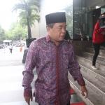 Wakil Ketua Dewan Pembina Partai Golkar Ade Komarudin (tengah) menjawab pertanyaan seusai menjalani pemeriksaan di gedung KPK, Jakarta, Jumat (3/2). Ade Komarudin diperiksa penyidik KPK sebagai saksi untuk tersangka kasus dugaan suap pengadaan proyek e-KTP, Sugiharto. AKTUAL/Tino Oktaviano
