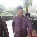 Wakil Ketua Dewan Pembina Partai Golkar Ade Komarudin (tengah) menjawab pertanyaan seusai menjalani pemeriksaan di gedung KPK, Jakarta, Jumat (3/2). Ade Komarudin diperiksa penyidik KPK sebagai saksi untuk tersangka kasus dugaan suap pengadaan proyek e-KTP, Sugiharto. AKTUAL/Tino Oktaviano