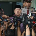 Wakil Ketua Dewan Pembina Partai Golkar Ade Komarudin (tengah) menjawab pertanyaan seusai menjalani pemeriksaan di gedung KPK, Jakarta, Jumat (3/2). Ade Komarudin diperiksa penyidik KPK sebagai saksi untuk tersangka kasus dugaan suap pengadaan proyek e-KTP, Sugiharto. AKTUAL/Tino Oktaviano