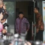 Wakil Ketua Dewan Pembina Partai Golkar Ade Komarudin (tengah) menjawab pertanyaan seusai menjalani pemeriksaan di gedung KPK, Jakarta, Jumat (3/2). Ade Komarudin diperiksa penyidik KPK sebagai saksi untuk tersangka kasus dugaan suap pengadaan proyek e-KTP, Sugiharto. AKTUAL/Tino Oktaviano