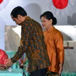 Presiden RI Joko WIdodo beserta Isteri Iriana Jokowi melakukan pencoblosan di TPS IV, Gambir, Jakarta, Rabu (15/2/2017). Sejumlah wilayah di Indonesia melakukan Pilkada serentak untuk memilih kepada daerah. AKTUAL/Tino Oktaviano