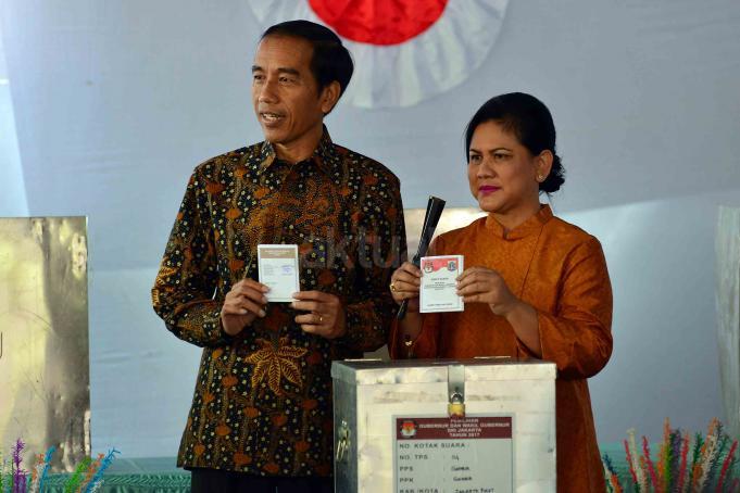 Presiden RI Joko WIdodo beserta Isteri Iriana Jokowi melakukan pencoblosan di TPS IV, Gambir, Jakarta, Rabu (15/2/2017). Sejumlah wilayah di Indonesia melakukan Pilkada serentak untuk memilih kepada daerah. AKTUAL/Tino Oktaviano