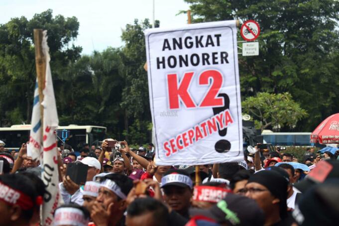 Ribuan PNS Honorer yang tergabung dalam Forum Honorer Kategori Dua Indonesia (FHK2I) melakukan aksi di depan kantor Kemenpan RB, Jakarta, Kamis (23/2/2017). Dalam aksinya FHK2I mendesak Menteri Pendayagunaan Aparatur Negara dan Reformasi Birokrasi (MenPAN-RB) untuk mendukung revisi UU ASN dan menolak menolak status pegawai pemerintah dengan perjanjian kerja (PPPK). AKTUAL/Munzir