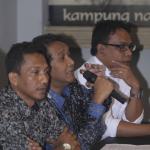 Perwakilan dari relawan NKRI Nazaruddin Ibrahim, Syaiful, Yayong Waryono, Rambun Tjajo dan Brigaldo Sinaga (kiri ke kanan) menggelar konferensi pers di Jakarta, Senin (13/2). Relawan NKRI menyerukan kepada para pasangan calon pilkada khususnya Pilkada DKI Jakarta untuk berkompetisi secara ksatria dan menghindari praktik-praktik kejahatan pemilu seperti intimidasi dan politik uang agar terciptanya suasana yang damai. AKTUAL/Tino Oktaviano