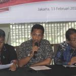 Perwakilan dari relawan NKRI Nazaruddin Ibrahim, Syaiful, Yayong Waryono, Rambun Tjajo dan Brigaldo Sinaga (kiri ke kanan) menggelar konferensi pers di Jakarta, Senin (13/2). Relawan NKRI menyerukan kepada para pasangan calon pilkada khususnya Pilkada DKI Jakarta untuk berkompetisi secara ksatria dan menghindari praktik-praktik kejahatan pemilu seperti intimidasi dan politik uang agar terciptanya suasana yang damai. AKTUAL/Tino Oktaviano