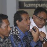 Perwakilan dari relawan NKRI Nazaruddin Ibrahim, Syaiful, Yayong Waryono, Rambun Tjajo dan Brigaldo Sinaga (kiri ke kanan) menggelar konferensi pers di Jakarta, Senin (13/2). Relawan NKRI menyerukan kepada para pasangan calon pilkada khususnya Pilkada DKI Jakarta untuk berkompetisi secara ksatria dan menghindari praktik-praktik kejahatan pemilu seperti intimidasi dan politik uang agar terciptanya suasana yang damai. AKTUAL/Tino Oktaviano