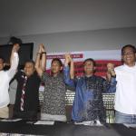 Perwakilan dari relawan NKRI Nazaruddin Ibrahim, Syaiful, Yayong Waryono, Rambun Tjajo dan Brigaldo Sinaga (kiri ke kanan) menggelar konferensi pers di Jakarta, Senin (13/2). Relawan NKRI menyerukan kepada para pasangan calon pilkada khususnya Pilkada DKI Jakarta untuk berkompetisi secara ksatria dan menghindari praktik-praktik kejahatan pemilu seperti intimidasi dan politik uang agar terciptanya suasana yang damai. AKTUAL/Tino Oktaviano