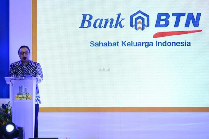 Direktur Consumer Bank BTN Handayani (kiri) berbincang dengan Direktur Marketing Pikko Land, Sicilia Alexander Setiawan (kedua dari kiri),Senior Vice President BTN, Suryanti serta Direktur Pikko Land, Hendry Leo (kanan) saat peninjauan ke Booth Pikko Group seusai pembukaan Indonesia Property Expo (IPEX) 2017 di Jakarta Convention Center, Jakarta, Sabtu (11/2).PT Pikko Land Development Tbk menawarkan lima proyek properti unggulan dengan harga spesial dalam pameran yang diikuti 120 pengembang penjuru Nusantara dan mendapat dukungan dari Kempupera,Kementrian BUMN dan DPD REI DKI Jakarta.Emiten berkode RODA ini menawarkan produk hunian Thamrin Distric Residence (TDR Bekasi), Signature Park Grande (SPG MT Haryono), Sahid Sudirman Residence,Maple Park Kemayoran serta Apartemen Menteng 37. AKTUAL/Eko S Hilman
