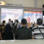 Direktur Consumer Bank BTN Handayani (kiri) berbincang dengan Direktur Marketing Pikko Land, Sicilia Alexander Setiawan (kedua dari kiri),Senior Vice President BTN, Suryanti serta Direktur Pikko Land, Hendry Leo (kanan) saat peninjauan ke Booth Pikko Group seusai pembukaan Indonesia Property Expo (IPEX) 2017 di Jakarta Convention Center, Jakarta, Sabtu (11/2).PT Pikko Land Development Tbk menawarkan lima proyek properti unggulan dengan harga spesial dalam pameran yang diikuti 120 pengembang penjuru Nusantara dan mendapat dukungan dari Kempupera,Kementrian BUMN dan DPD REI DKI Jakarta.Emiten berkode RODA ini menawarkan produk hunian Thamrin Distric Residence (TDR Bekasi), Signature Park Grande (SPG MT Haryono), Sahid Sudirman Residence,Maple Park Kemayoran serta Apartemen Menteng 37. AKTUAL/Eko S Hilman