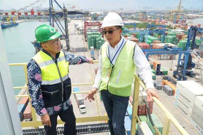 Presiden Direktur PT Nusantara Pelabuhan Handal (NPH),Paul Krisnadi (kedua dari kanan) , Komisaris Utama,Agus Suhartono (kedua dari kiri) , Direktur, Harry Zulnardi (tengah), Komisaris, Eddy Kuntadi (kiri) , serta Direktur, Suparwanto berbincang disela melakukan kunjungan lapangan ke terminal peti kemas di Pelabuhan Tanjung Priok, Selasa (7/2). NPH yang mengoperasikan terminal peti kemas dengan kapasitas 600 ribu TEUS pertahun.Direksi dan Komisaris NPH dalam kunjungannya untuk memastikan kegiatan bongkar muat peti kemas berjalan dengan baik, Selain mengoperasikan terminal peti kemas, NPH juga mensupplay peralatan pelabuhan dan jasa perawatan alat pelabuhan,Saat ini NPH sedang mempersiapkan diri untuk IPO dalam waktu dekat. AKTUAL/Eko S Hilman