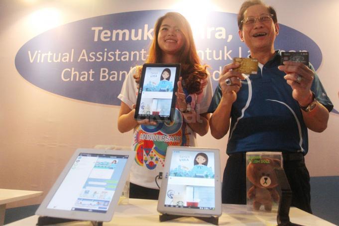 Presdir BCA Jahja Setiaatmadja menunjukkan Paspor BCA dengan wajah baru yang diluncurkan bersamaan dengan peringatan HUT ke-60 BCA di Jakarta, Rabu (22/2). Selain wajah baru paspor, BCA juga meluncurkan aplikasi eBranch BCA, Halo BCA Chat dan Virtual Assistant Chat Banking (VIRA), serta sejumlah penawaran diskon untuk KPR dan KKB. AKTUAL/Eko S Hilman