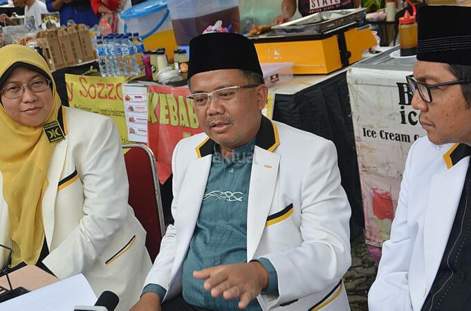 Presiden PKS Mohamad Sohibul Iman (tengah) didampingi Sekjen PKS, Mustafa Kamal (kanan) dan Kabid Humas PKS, Ledia Hanifa, saat jumpa awak media setelah penutupan Rapat Koordinasi Nasional (Rakornas) 2017 di Depok, Jawa Barat, Rabu (8/3/2017). Rakornas PKS 2017 menghasilkan 10 keputusan strategis, salah satunya adalah mengawal dan memenangkan Pasangan Anies-Sandi pada Pilgub DKI Jakarta dengan menggerakkan seluruh mesin pemenangan dan jaringan PKS. AKTUAL/PKS