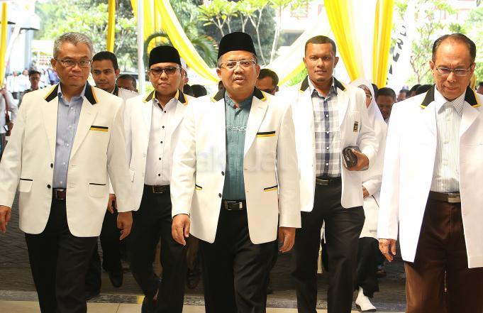 Presiden PKS Mohamad Sohibul Iman (tengah) didampingi Ketua Bidang Wilayah Dakwah Banjabar, Tate Qomarudin (kiri) sesaat sebelum acara penutupan Rapat Koordinasi Nasional (Rakornas) 2017 di Depok, Jawa Barat, Rabu (8/3/2017). Rakornas PKS 2017 menghasilkan 10 keputusan strategis, salah satunya adalah mengawal dan memenangkan Pasangan Anies-Sandi pada Pilgub DKI Jakarta dengan menggerakkan seluruh mesin pemenangan dan jaringan PKS. AKTUAL/PKS