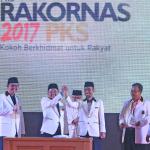Presiden PKS Mohamad Sohibul Iman (kedua dari kiri) saat penandatangan Komitmen Bersama pada acara penutupan Rapat Koordinasi Nasional (Rakornas) 2017 di Depok, Jawa Barat, Rabu (8/3/2017). Rakornas PKS 2017 menghasilkan 10 keputusan strategis, salah satunya adalah mengawal dan memenangkan Pasangan Anies-Sandi pada Pilgub DKI Jakarta dengan menggerakkan seluruh mesin pemenangan dan jaringan PKS. AKTUAL/PKS