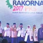 Presiden PKS Mohamad Sohibul Iman (tengah) usai penandatangan Komitmen Bersama pada acara penutupan Rapat Koordinasi Nasional (Rakornas) 2017 di Depok, Jawa Barat, Rabu (8/3/2017). Rakornas PKS 2017 menghasilkan 10 keputusan strategis, salah satunya adalah mengawal dan memenangkan Pasangan Anies-Sandi pada Pilgub DKI Jakarta dengan menggerakkan seluruh mesin pemenangan dan jaringan PKS. AKTUAL/PKS