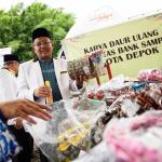 Presiden PKS Mohamad Sohibul Iman mengunjungi dan berbelanja di bazar Rakornas 2017 usai acara penutupan Rapat Koordinasi Nasional (Rakornas) 2017 di Depok, Jawa Barat, Rabu (8/3/2017). Rakornas PKS 2017 menghasilkan 10 keputusan strategis, salah satunya adalah mengawal dan memenangkan Pasangan Anies-Sandi pada Pilgub DKI Jakarta dengan menggerakkan seluruh mesin pemenangan dan jaringan PKS. AKTUAL/PKS